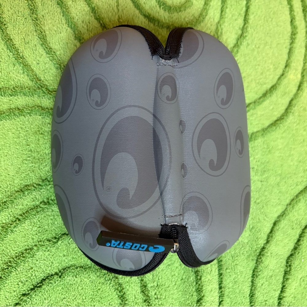 zippered clamshell hard case for sunglasses from the brand Costa Del Mar.